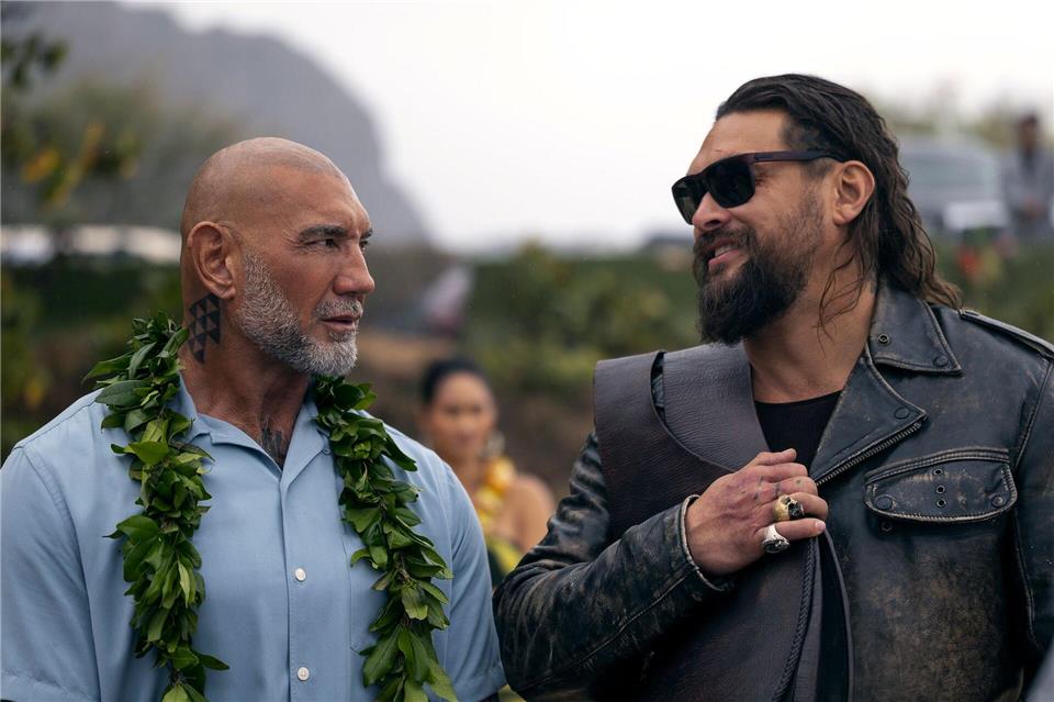 Dave Bautista (links) und Jason Momoa in einer Szene der Buddy-Komödie „The Wrecking Crew“, die bei Prime Video zu sehen ist. (Start 28.1.)-/Prime Video/dpa