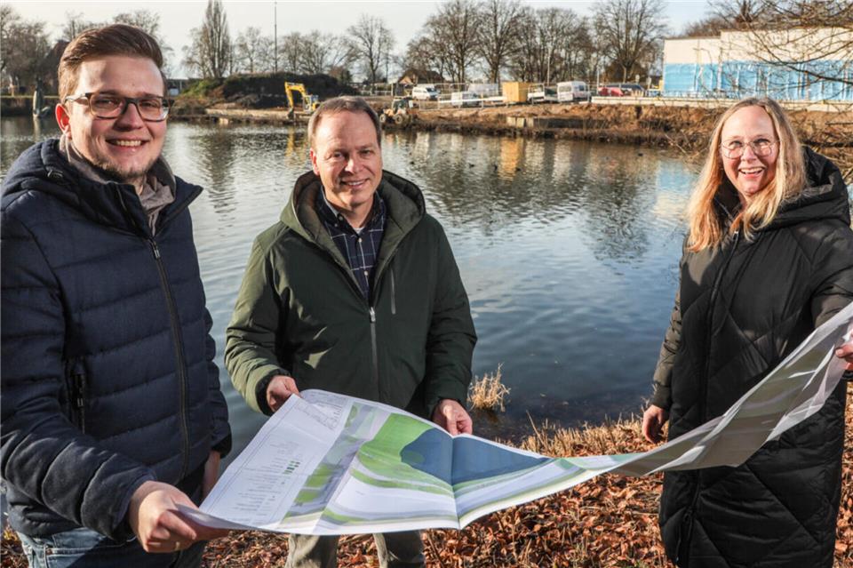 Dave Welling (von links), Claus Wiemker und Simone Marschinke stellen die offiziellen Pläne der Aasee-Terrassen vor.