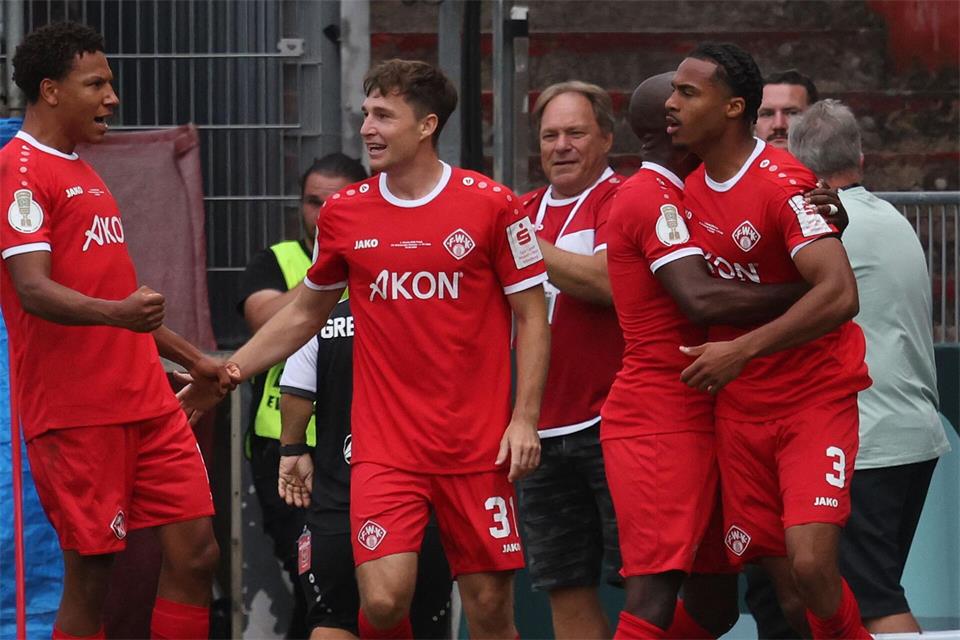 David Abrangao (r) ließ die Kickers auf die Sensation hoffen.Karl-Josef Hildenbrand/dpa