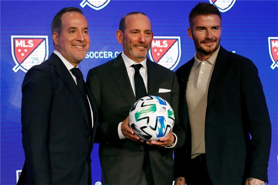 David Beckham (r) und Jorge Mas (l), Mitbesitzer von Inter Miami CF, stehen neben Don Garber, dem Major League Soccer-Kommissar.