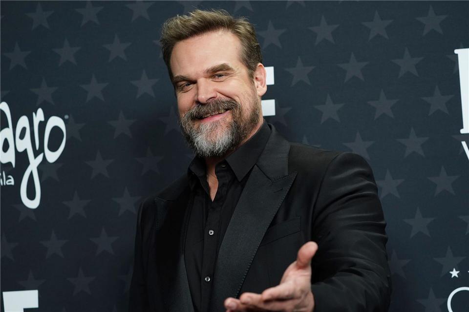 David Harbour spielt in der neuen Serie den Vater von Millie Bobby Brown. (Archivbild)Jordan Strauss/Invision/AP/dpa