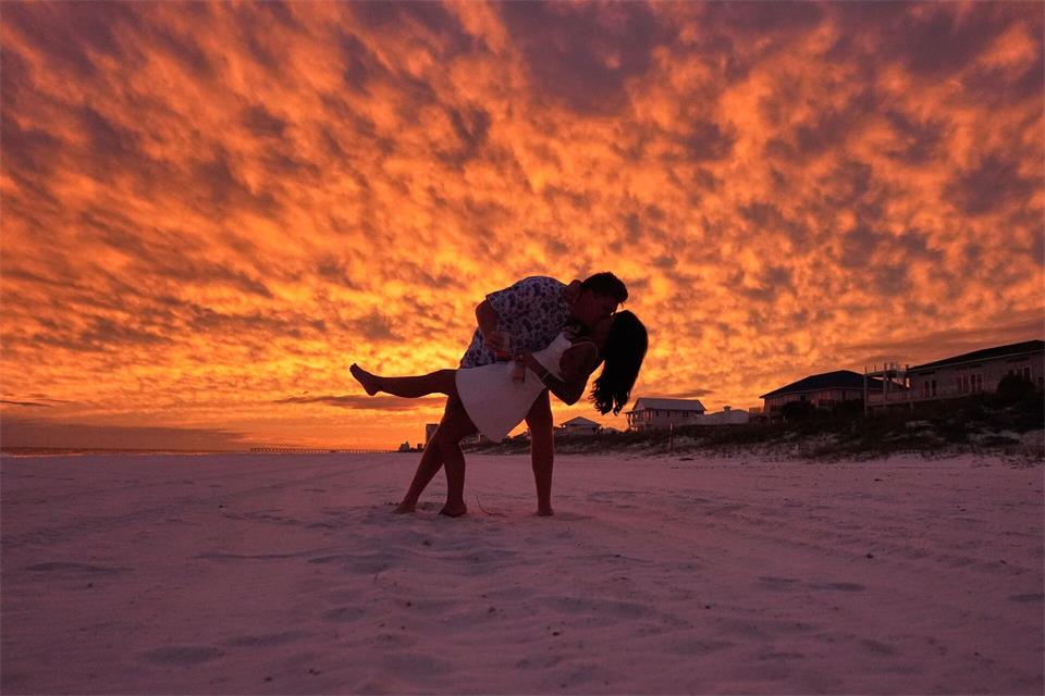 David Pipes und seine Braut McKenzie Hathoot posieren für Freunde und Familie, nachdem sie gerade zu ihrem Hochzeitswochenende eingetroffen sind, während sich der Hurrikan „Isaias“ Pensacola Beach in Florida nähert.Gerald Herbert/AP/dpa