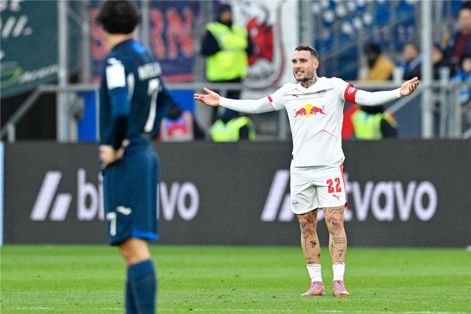 David Raum (RB Leipzig) gestikuliert beim Hoffenheim-Spiel. Für seine Zukunft hat er klare Vorstellungen. Uwe Anspach/dpa