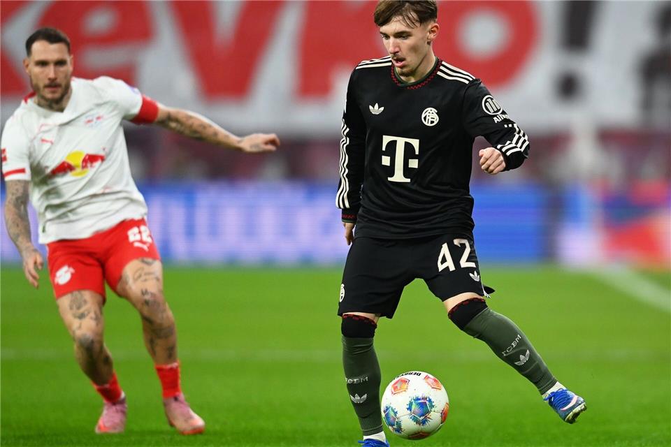 David Raum (l) und Gegenspieler Lennart Karl.David Hammersen/dpa