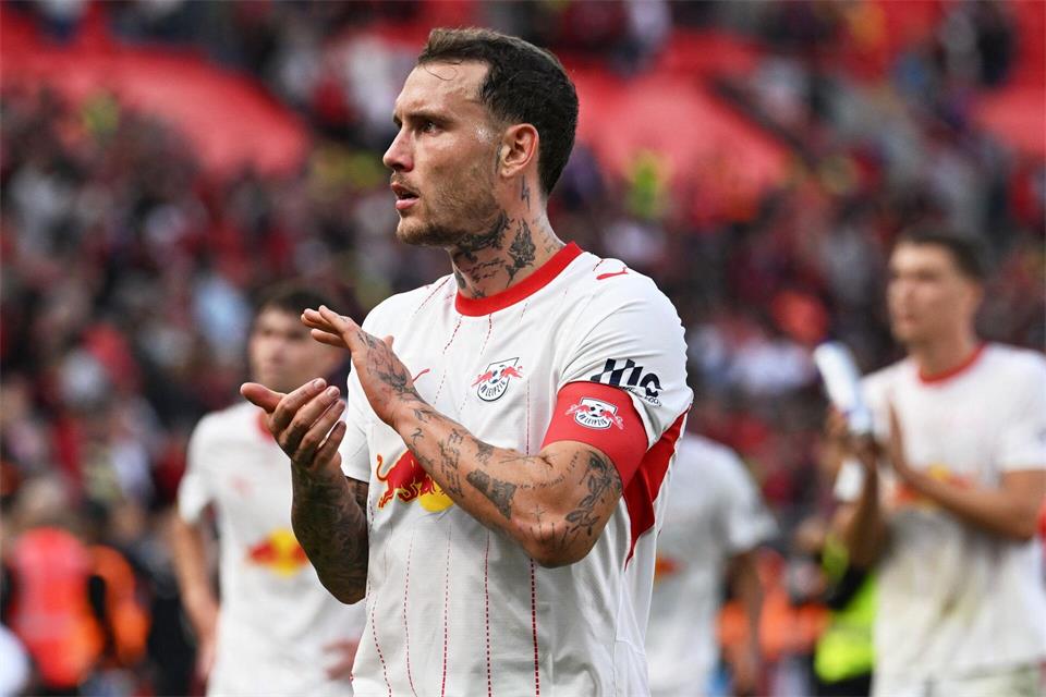David Raum sieht daheim gerade keinerlei Probleme bei RB Leipzig. (Archivbild)Federico Gambarini/dpa