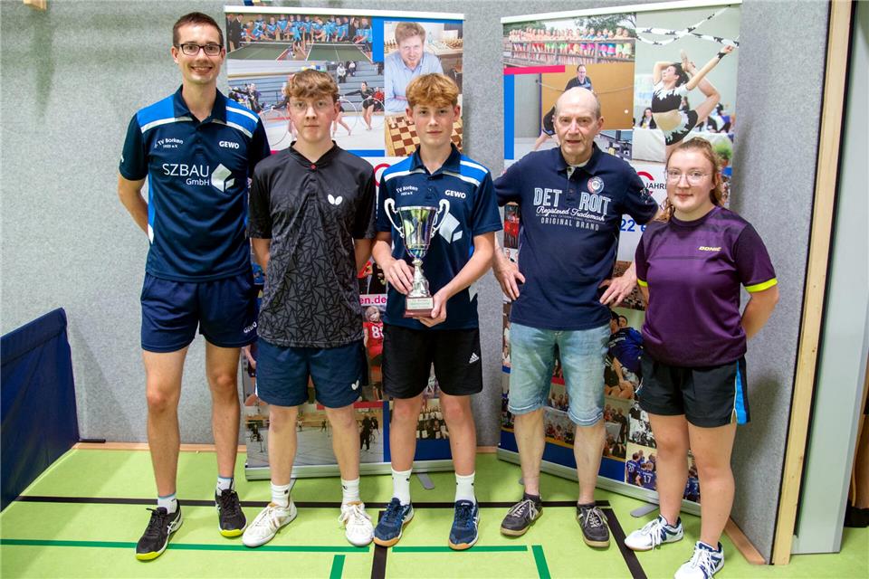 David Riethmann (links), der mit Dennis Rduch das Doppel-Turnier organisierte, mit (von links) den Siegern Jan-Hendrik Leidner und Lutz Ebbert sowie den Zweiten Karl-Heinz Schäfer und Anika Leidner.