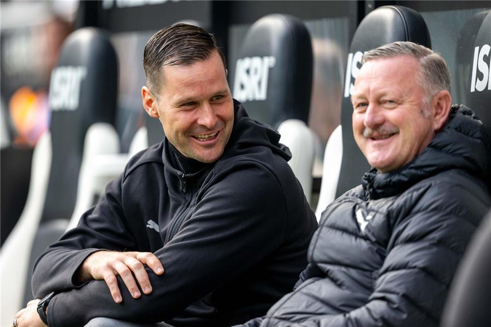 David Zibung (l) im Gespräch mit dem ehemaligen Gladbacher Sportdirektor Roland Virkus.David Inderlied/dpa