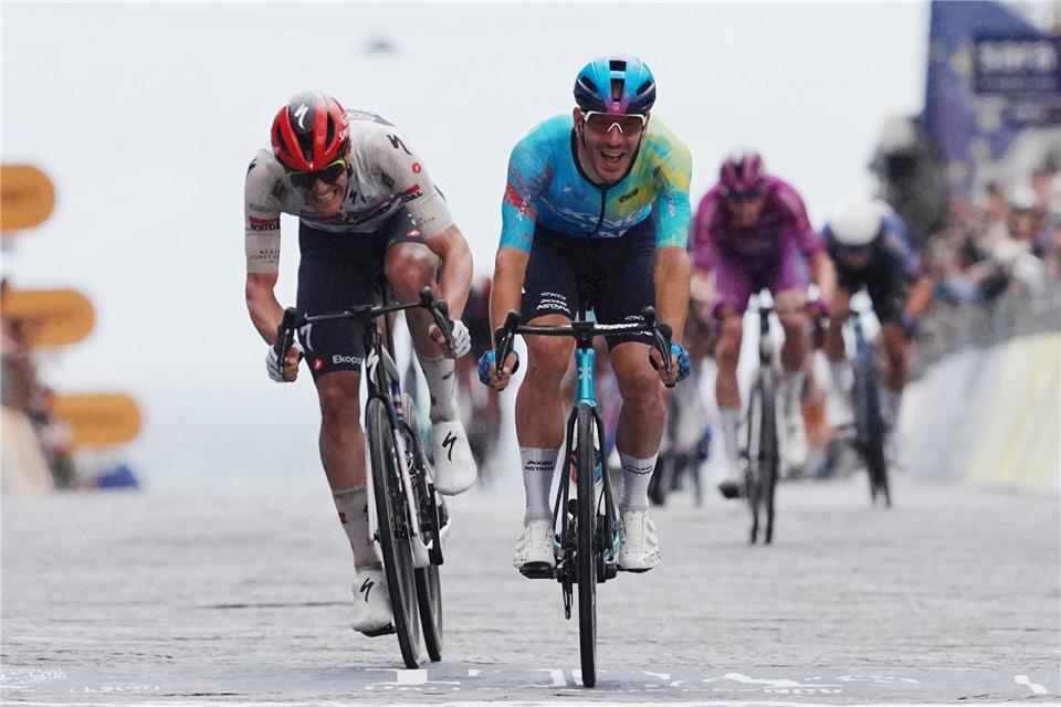 Davide Ballerini (r) aus Italien vom XDS Astana Team fährt vor Jasper Stuyven aus Belgien vom Team Soudal Quick-Step zum Etappensieg bei der Giro d’Italia. Gian Mattia d’Alberto/LaPresse/AP/dpa