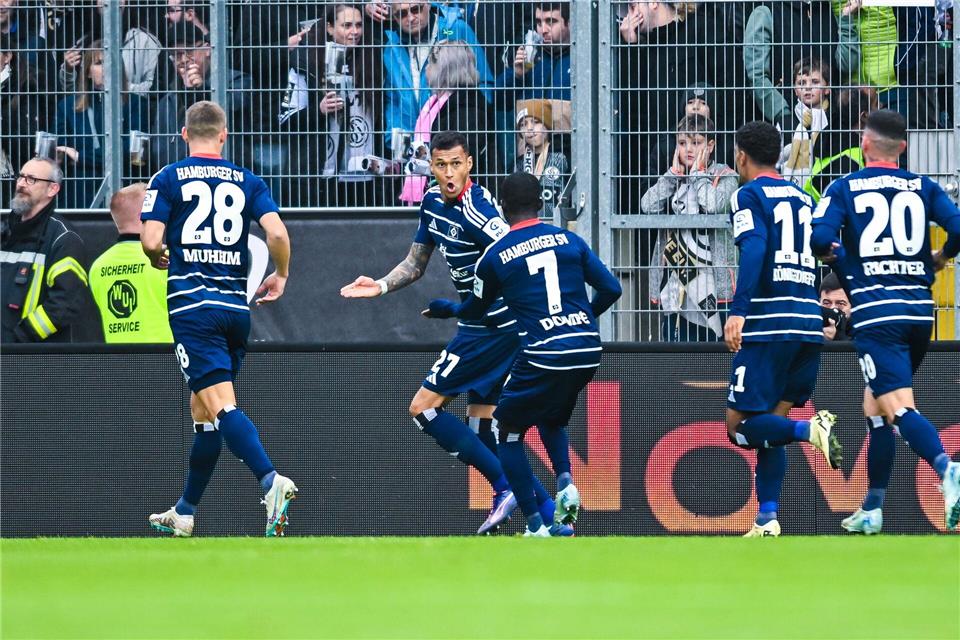 Hamburger SV stolpert in Elversberg Davie Selke (2.v.l.) hatte den HSV früh in Führung gebracht.Silas Schueller/Defodi Images/dpa