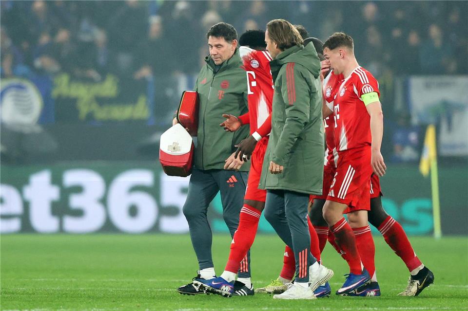 Davies muss verletzt raus. Jan Woitas/dpa