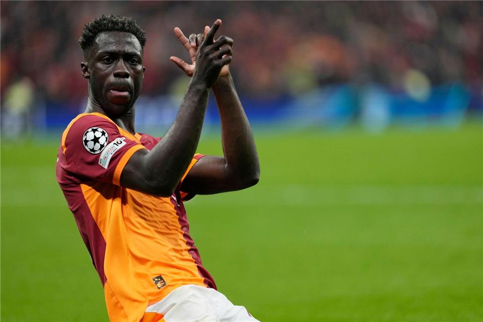 Davinson Sanchez brachte Galatasaray in der zweiten Halbzeit gegen Juventus Turin entscheidend in Führung.Khalil Hamra/AP/dpa