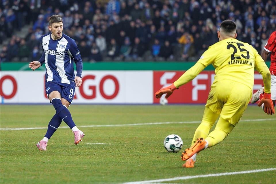Dawid Kownacki (l) fehlt wegen eines grippalen Infekts im Trainingslager. (Archivbild)Andreas Gora/dpa