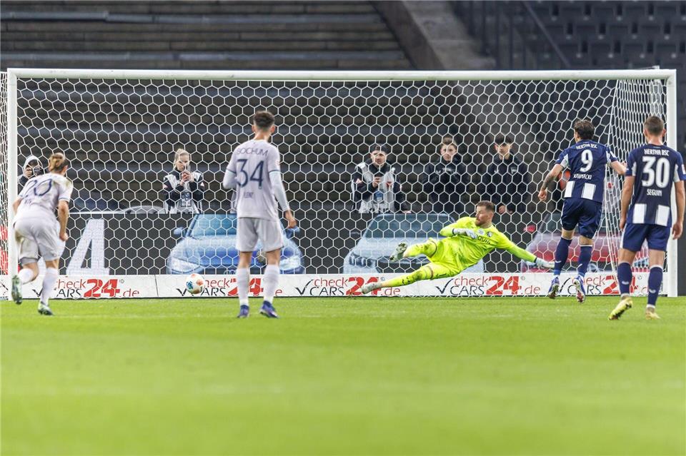 Dawid Kownacki verwandelt den Strafstoß problemlos.Andreas Gora/dpa