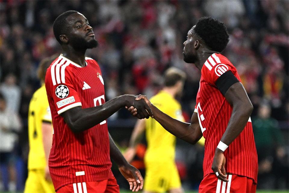 Dayot Upamecano gratuliert Alphonso Davies (r) zum 3:0. Sven Hoppe/dpa