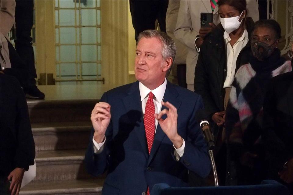 Britische „Times“ muss Fake-Interview mit de Blasio löschen  De Blasio stellte auf X klar, er unterstütze Mamdani und dessen Vision. (Archivbild)Bruce Cotler/ZUMA Press Wire/dpa