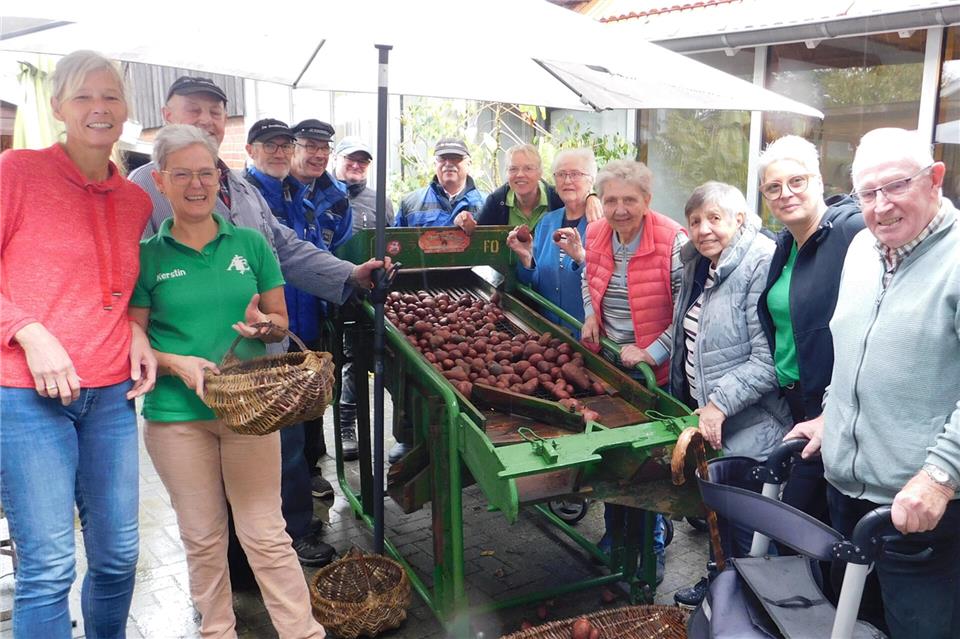 „De Tied hier wass gudd, de Löe wassen meest tefrän“, dankt „Hexe“ Hovermann von den Doskerkerls für die gesellige Aufnahme in der Tagespflege.