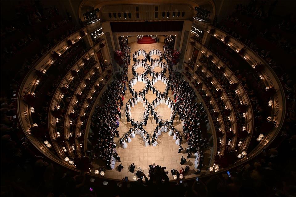 Debütantenpaare betreten den Saal während der Eröffnung des 68. Wiener Opernballs.Helmut Fohringer/APA/dpa