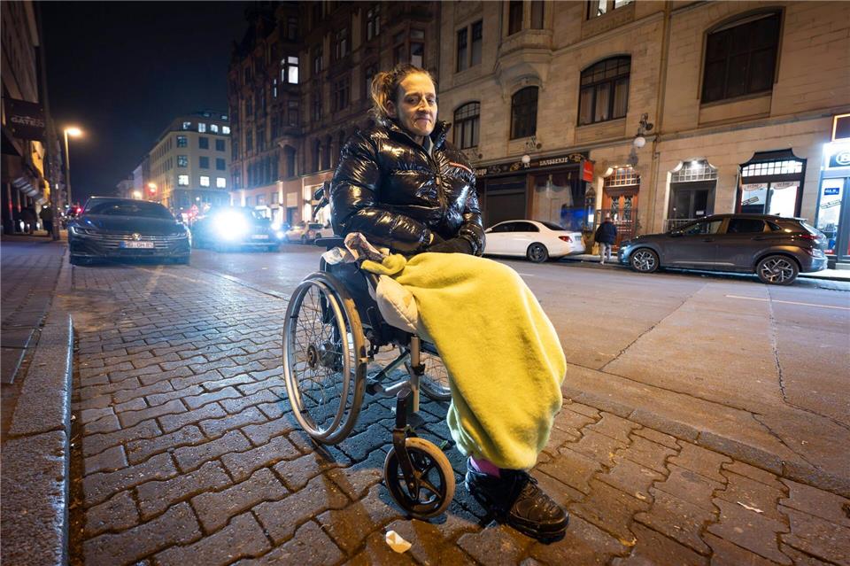 Decke und Jacke sollen Vanessa warm halten.Boris Roessler/dpa