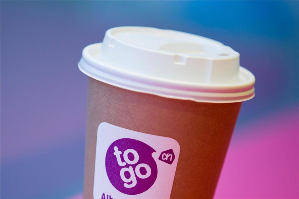 Deckel drauf: Bei Easyjet dürfen Heißgetränke nur so an Bord - unter Sicherheitsgesichtspunkten eine verständliche Vorschrift.Rolf Vennenbernd/dpa/dpa-tmn