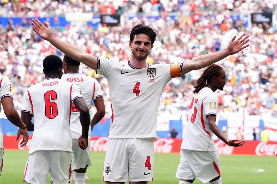 Declan Rice bejubelt die frühe Führung.Martin Rickett/PA Wire/dpa