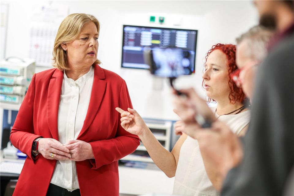 Deeskalationstrainerin Ina Schwarze berichtet der Ministerin vom Deeskalationskonzept der Klinik. Christoph Reichwein/dpa