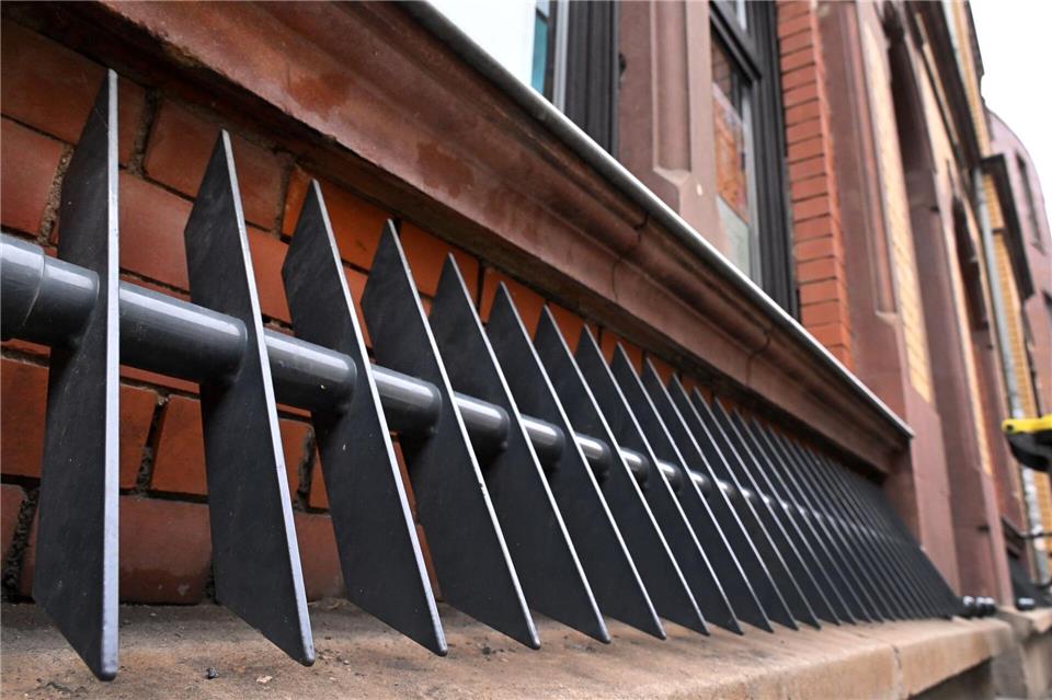 Unbequeme Bänke: Wie Städte öffentlichen Raum verändern Defensive Architektur: Spitze Stahlbleche auf einer Fensterbank in Erfurt sollen ihre Nutzung verhindern. Martin Schutt/dpa