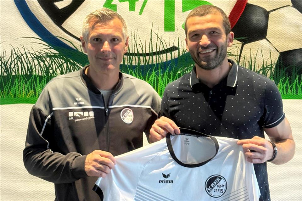 Emre Köksal kommt vom VfB Bottrop zum Bezirksligisten Defensivspieler Emre Köksal (rechts) kommt vom Landesligisten VfB Bottrop - sehr zur Freude von Rekens Sportlichem Leiter Asmir Sekic (links)