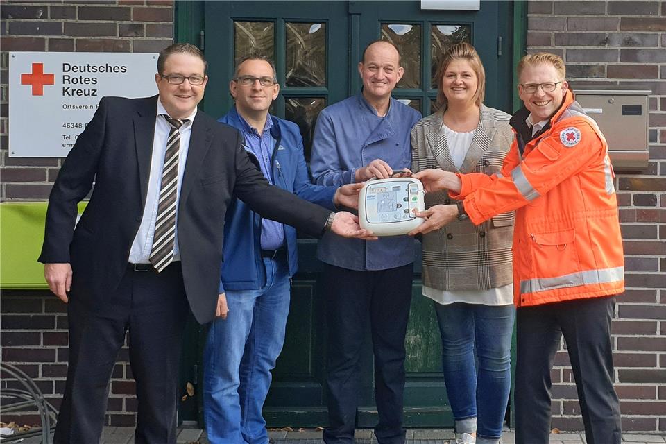Defibrillatoren übergeben (von links nach rechts): Heiko Gudel (Bürgerstiftung), Thorsten Pöppelbuß von der Akademie des Handwerks, Arno und Annika Rüb vom Restaurant „Adelheids Spargelhaus“ und Michael Weddeling (Leiter des DRK-Ortsverbandes Raesfeld).