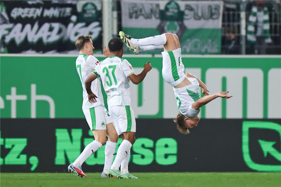 Dehm feierte seinen Lucky Punch mit einem Salto.Daniel Karmann/dpa