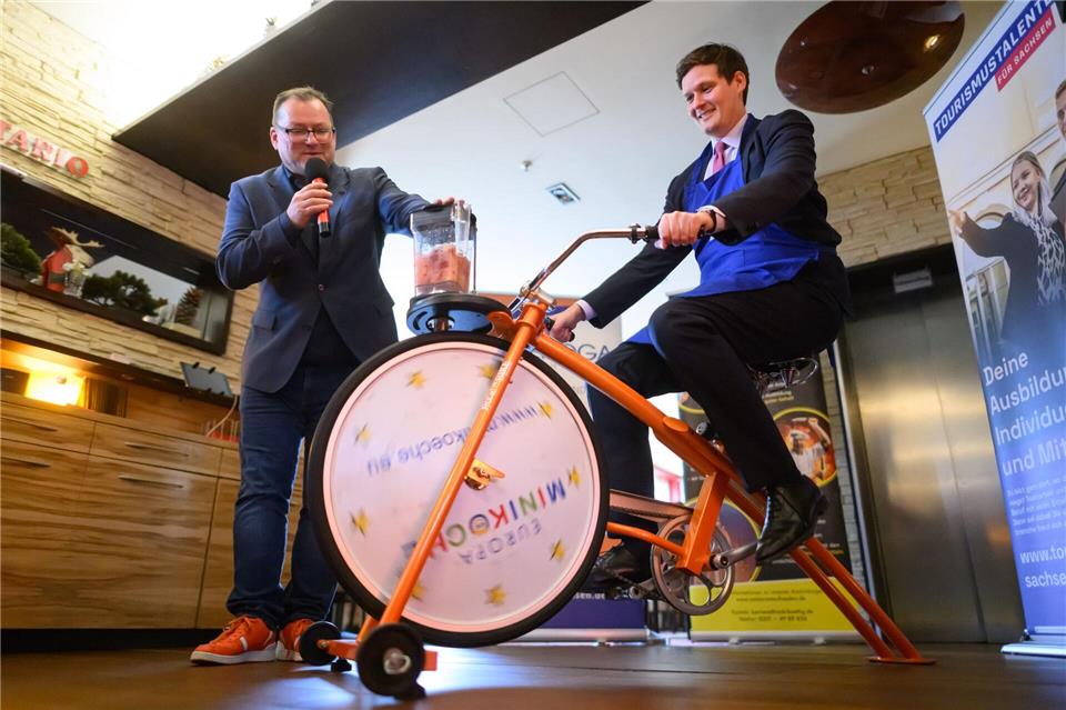 Dehoga-Hauptgeschäftsführer Axel Klein (l) und Sachsens Kultusminister Conrad Clemens (CDU) in Dresden. Der Gaststättenverband Dehoga will Praxisberater für die Branche begeistern.Robert Michael/dpa