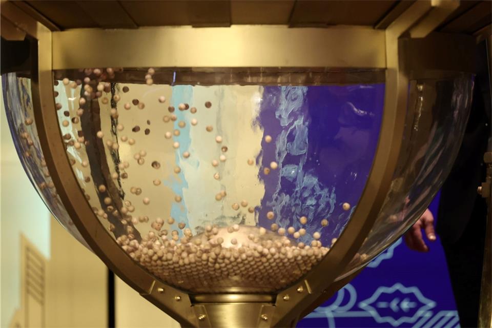 Dei der Ziehung der Gewinnzahlen der weltberühmten Weihnachtslotterie in Spanien halten wieder Millionen Menschen den Atem an.