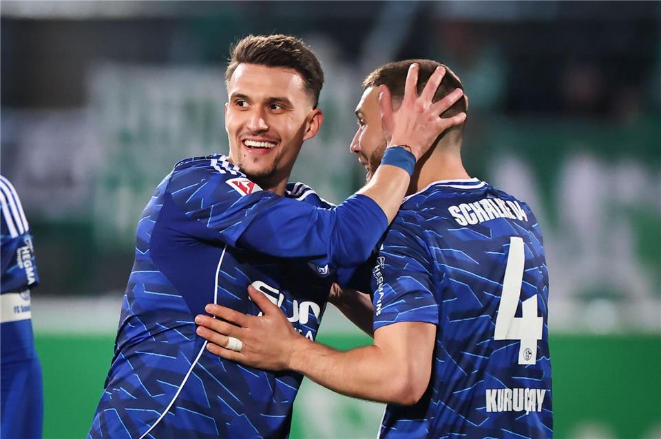 Dejan Ljubicic (l) traf spektakulär zum Ausgleich. Daniel Karmann/dpa