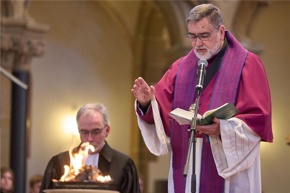 Dekan Thomas Darscheid segnet in der Koblenzer Herz-Jesu-Kirche brennende Palmzweige.Thomas Frey/dpa
