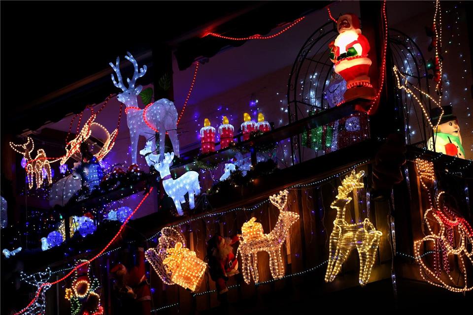 Dekorationen im Außenbereich müssen gut gesichert sein: Bei Schäden durch herumfliegende Gegenstände haften Mieter oder Eigentümer ohne entsprechende Versicherung.Karl-Josef Hildenbrand/dpa/dpa-tmn