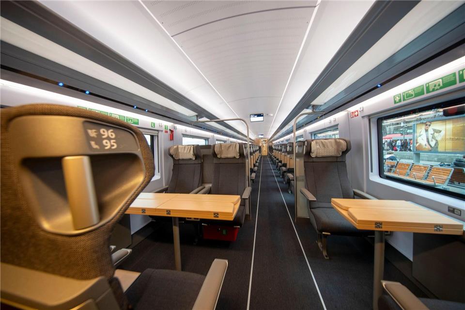 Dem 37-Jährigen droht nun ein Bußgeld wegen der Verunreinigung des Zuges. (Symbolbild)Helmut Fricke/dpa