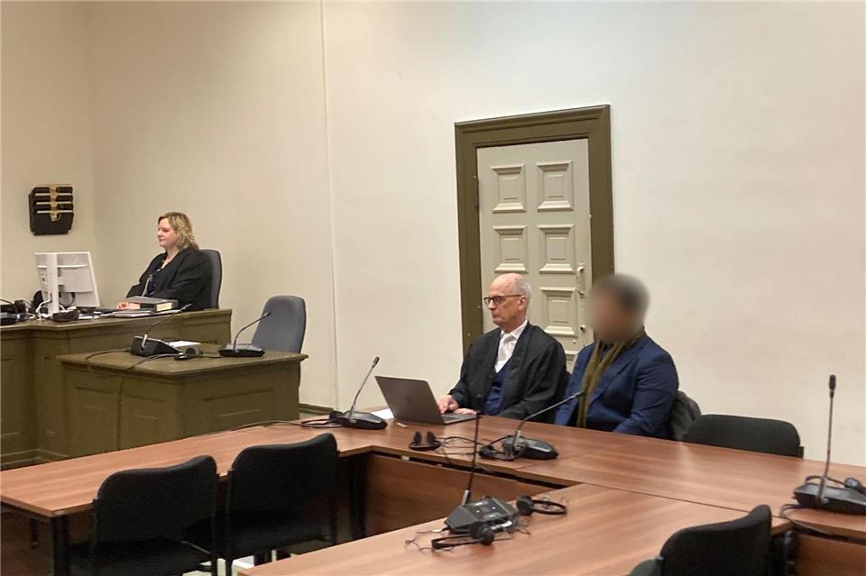 Dem 39-jährigen Angeklagten (r) wird Vergewaltigung in sechs Fällen vorgeworfen.Bernhard Sprengel/-/dpa