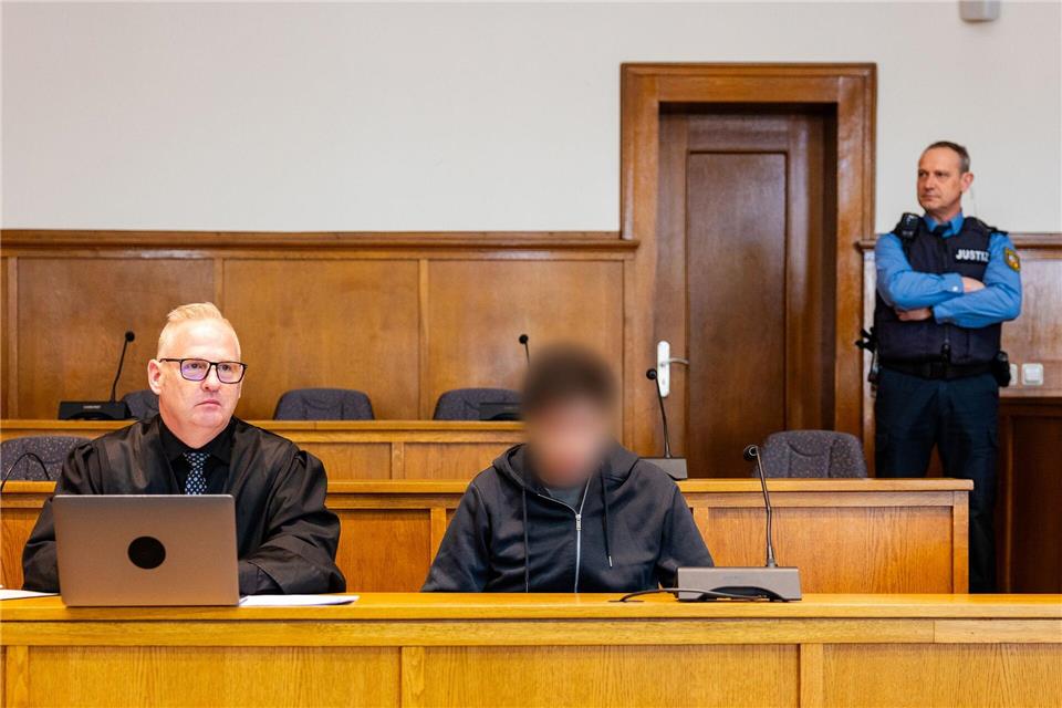 Dem Angeklagten (M) werden Mord, versuchter Mord und besonders schwerer Raub vorgeworfen. (Archivbild)Laszlo Pinter/dpa