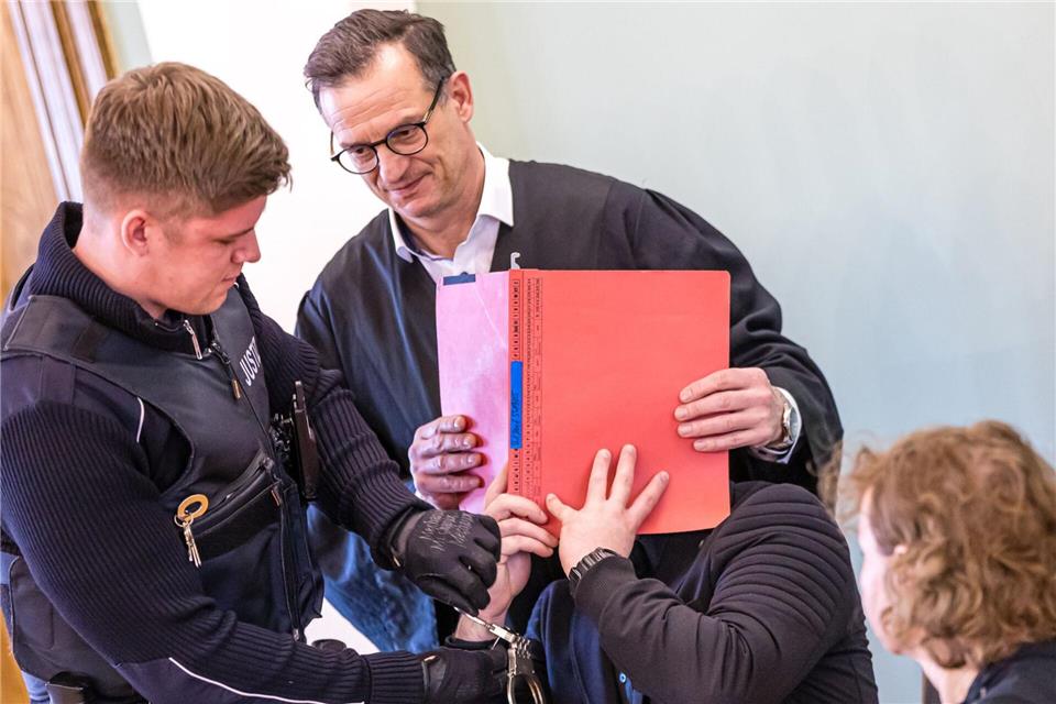 Dem Angeklagten wird Mord an einem Polizisten vorgeworfen. (Archivbild)Frank Hammerschmidt/dpa