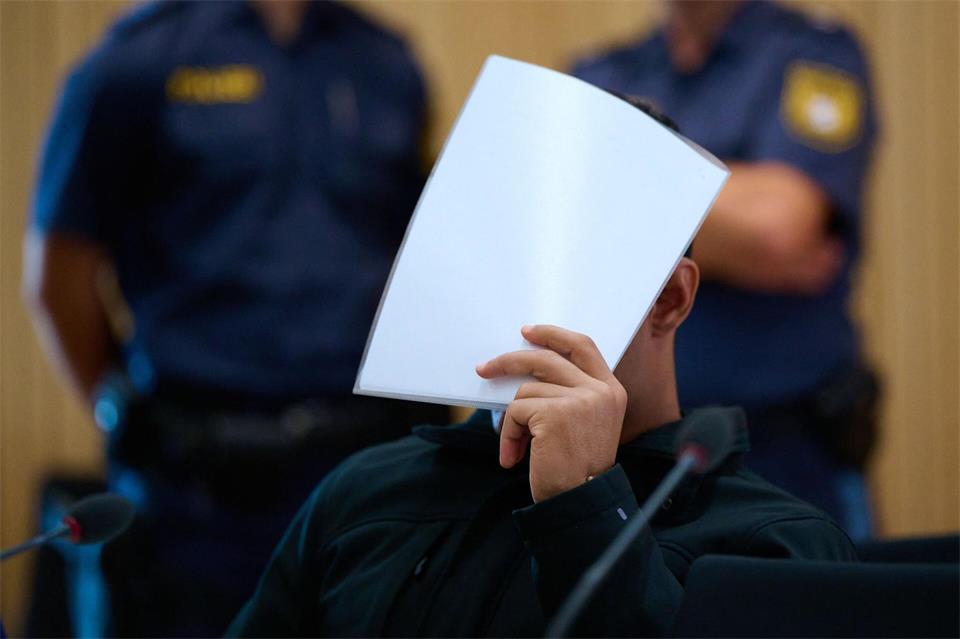 Dem Angeklagten wird vorgeworfen, seine Ehefrau enthauptet zu haben.Sven Hoppe/dpa