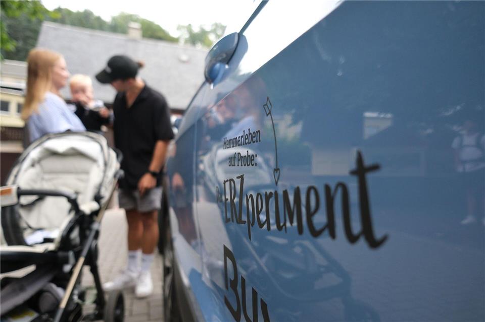 Dem Berliner Großstadttrubel entflohen: Philipp Jäger lebt und arbeitet mit Frau und Kind für mehrere Wochen im Erzgebirge - auf Probe.Sebastian Willnow/dpa