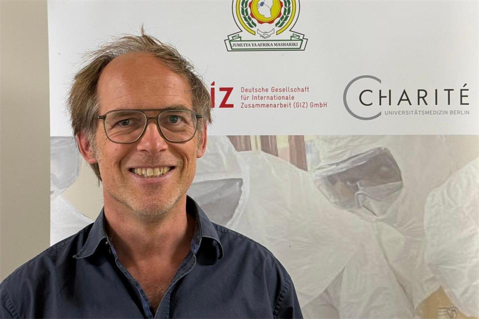Dem Berliner Infektiologen Maximilian Gertler macht insbesondere die Zahl unentdeckter Fälle und das Auftreten von Ebola in entlegenen Regionen Sorgen. (Archivbild)Eva Krafczyk/dpa
