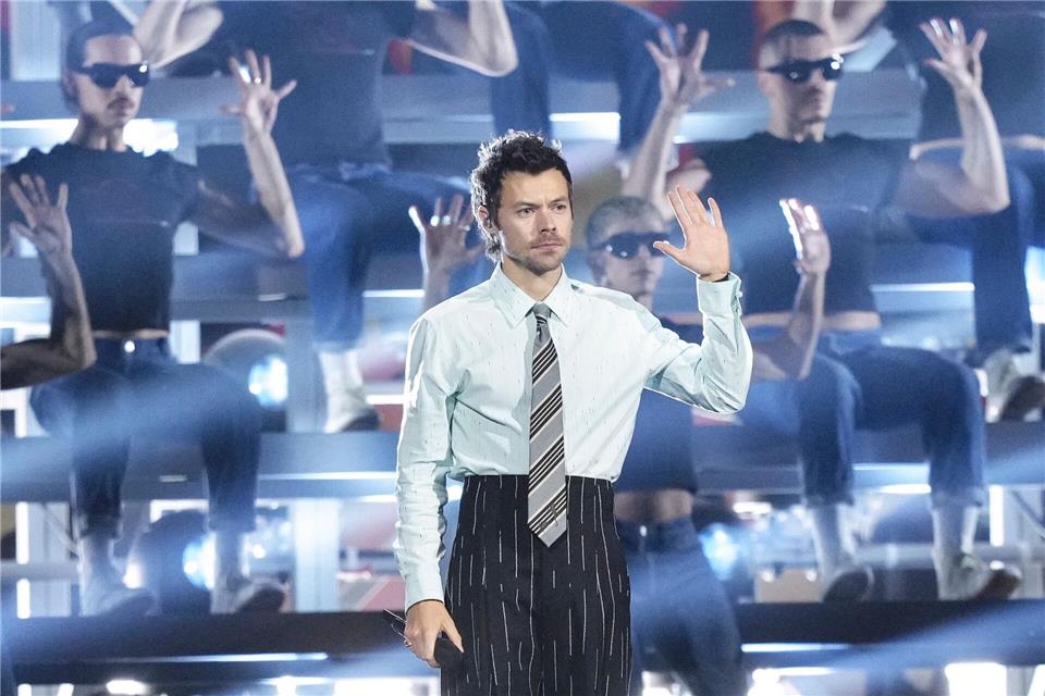 Dem Briten Harry Styles wurden schon einige Romanzen mit berühmten Frauen nachgesagt – mit seiner aktuellen Freundin Zoë Kravitz soll er verlobt sein. (Archivbild)Scott A Garfitt/Invision/AP/dpa