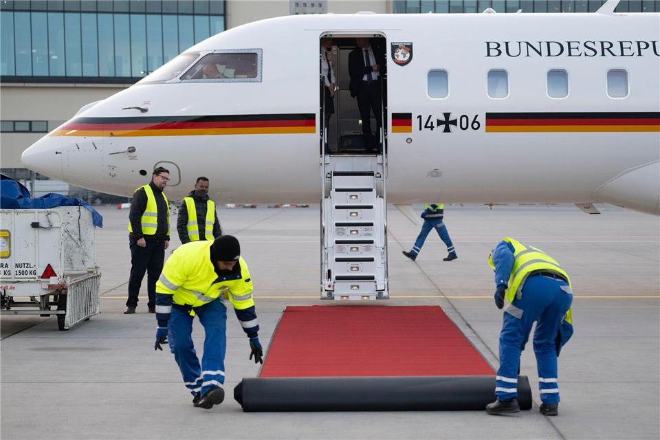 Dem Bundeskanzler wird der rote Teppich ausgerollt. Boris Roessler/dpa