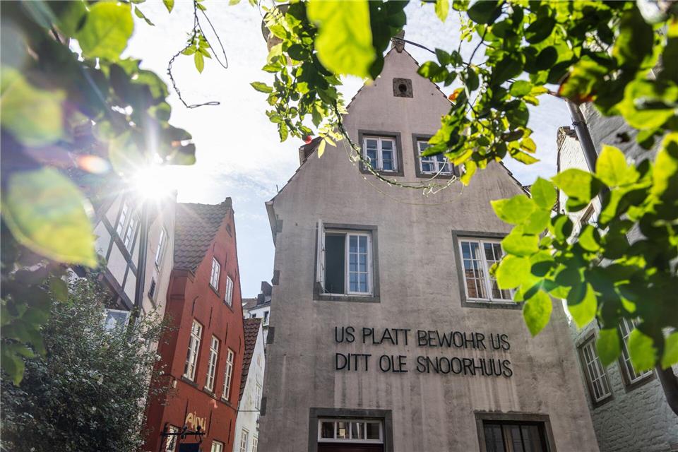 Dem Institut für niederdeutsche Sprache gehören vier Häuser im Schnoor. Drei sollen verkauft werden. Focke Strangmann/dpa