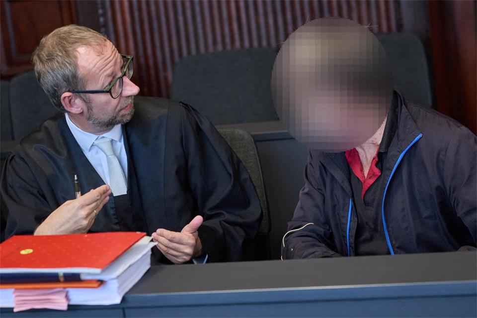 Dem Mann wird unter anderem vorgeworfen, auf Reisen nach Asien mehrfach Mädchen sexuell missbraucht zu haben.Jens Büttner/dpa