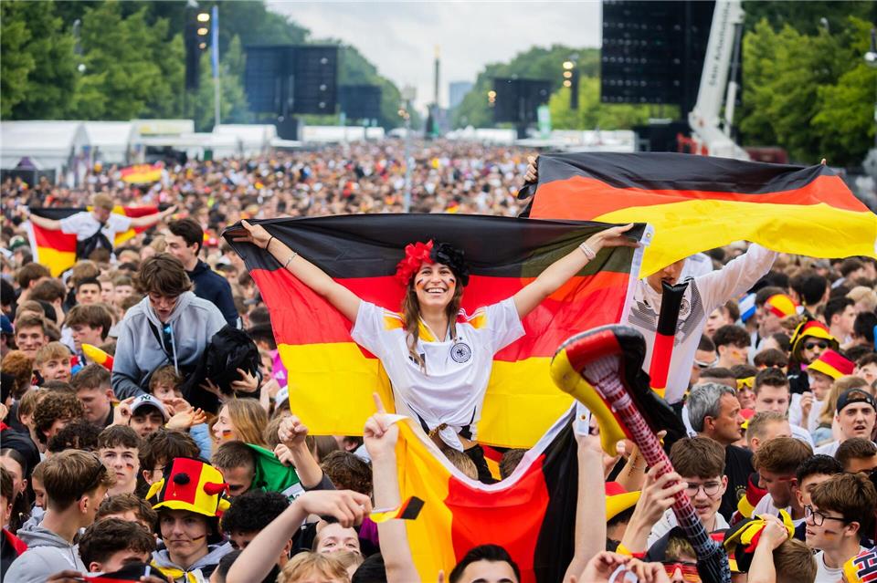 Dem Public Viewing in Deutschland steht auch bei späten WM-Spielen nichts im Wege. (Archivbild)Christoph Soeder/dpa