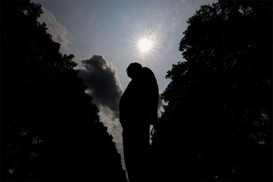 Dem RKI zufolge wird typischerweise ab einer Wochenmitteltemperatur von 20 Grad ein hitzebedingter Anstieg der Sterblichkeit sichtbar. (Symbolbild)Julian Stratenschulte/dpa