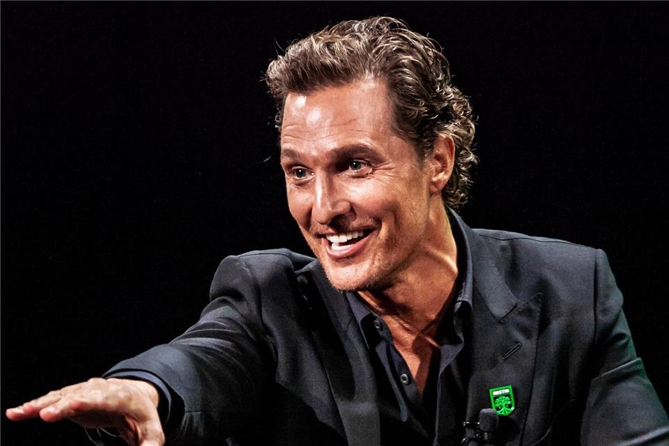 Dem Schauspieler Matthew McConaughey gefallen die Trikots. (Archivbild)Michael Mullenix/ZUMA Wire/dpa