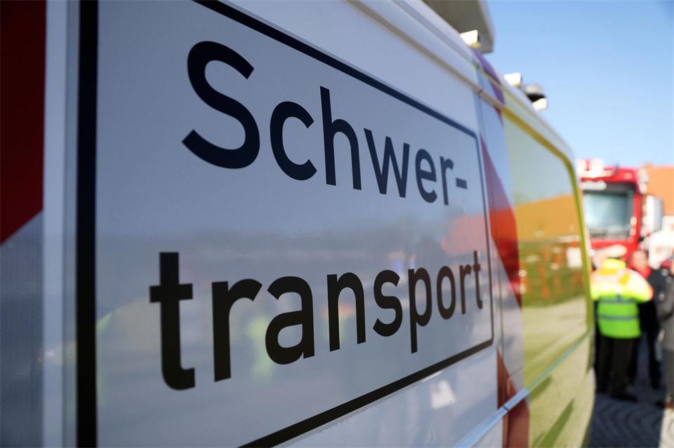 Dem Schwertransporter wurde wegen gravierender Mängel die Weiterfahrt untersagt (Symbolbild).Daniel Karmann/dpa