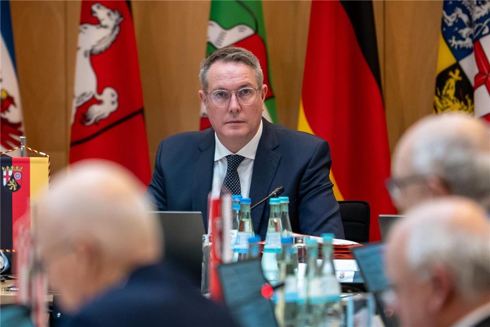 Dem Thema Sicherheit müsse bei der Finanzierung des ÖPNV viel Raum eingeräumt werden, sagte Ministerpräsident Schweitzer. Michael Kappeler/dpa